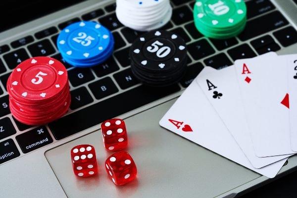 Antarmuka aplikasi OVO dengan opsi pembayaran dan saldo digital